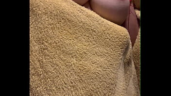 Me seco las tetas despues de una ducha