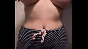 Me seco las tetas despues de una ducha