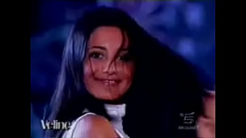 Hot Italian Beauty Shows Upskirt As She Dances During A Performance thumbnail