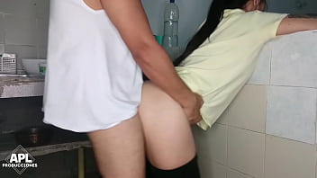 Mientras Hablo Con La Amiga De Mi Madrastra En La Cocina Le Termino Tocando Su Jugoso Coño Hasta Follarla Ella No Sabia Que La Esba Granbando Parte 2 thumbnail