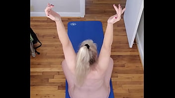 Hot milf does her morning exercises