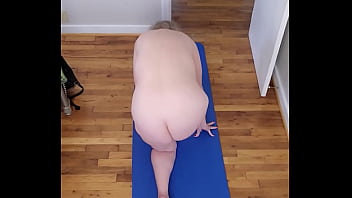 Hot milf does her morning exercises