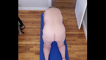 Hot milf does her morning exercises