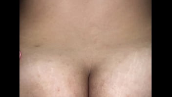 La novia de mi amigo me la chupa y me entrega sus nalgas