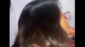 La novia de mi amigo me la chupa y me entrega sus nalgas