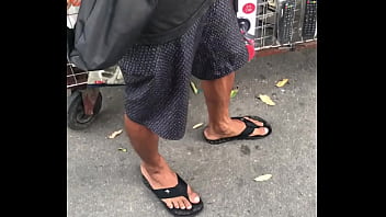 Desenrolei Com O Vendedor Da Lojinha De Celular E Ele Deixou Eu Mamar A Pica Dele thumbnail