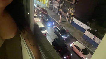 Dando pro meu amigo na janela aberta