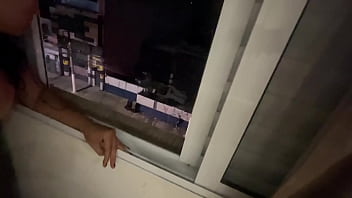 Dando pro meu amigo na janela aberta