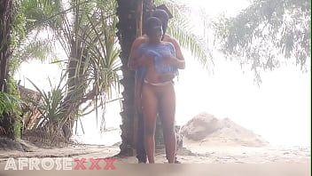Une Fille Noire Sexy Se Fait Soulever Par Un Mec Fort à La Plage thumbnail