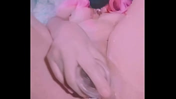 Prometí no volver a cojerme a la novia de mi amigo pero la puta me provoca enviándome estos videos dildo squirt