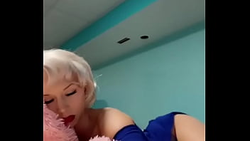 Hot blonde twerking to you