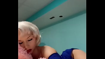 Hot blonde twerking to you