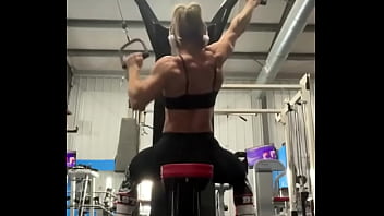 It’s back day i really need a posing coach to help me with that booty pose at the end It’s back day i really need a posing coach to help me with that booty pose at the end