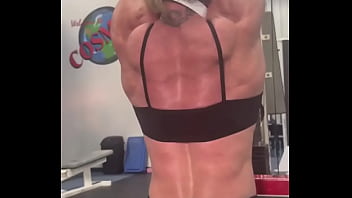 It’s back day i really need a posing coach to help me with that booty pose at the end It’s back day i really need a posing coach to help me with that booty pose at the end