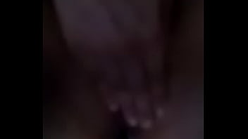 Frotando la concha a mi guera