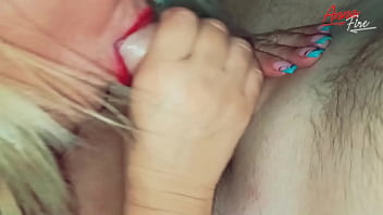 Возбужденную милфу с большими сиськами трахнули