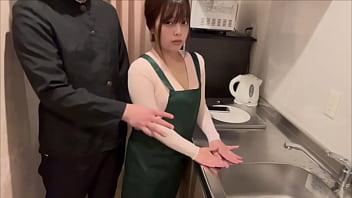 雇ってる人妻家政婦が若くて硬くて太いちんぽを欲しがってきて、高◯生のちんこから精子を搾り取る家政婦。