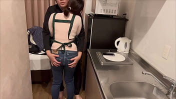 雇ってる人妻家政婦が若くて硬くて太いちんぽを欲しがってきて、高◯生のちんこから精子を搾り取る家政婦。