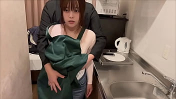 雇ってる人妻家政婦が若くて硬くて太いちんぽを欲しがってきて、高◯生のちんこから精子を搾り取る家政婦。