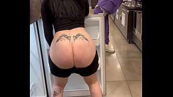 White slut twerking huge ass in lowes