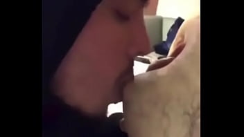 Este Macho Chupa Tetas Bien Rico thumbnail