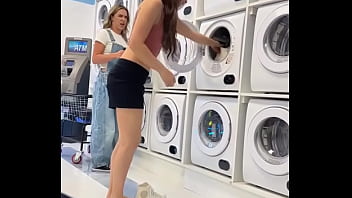 La manera de lavar ropa interior en la lavandería