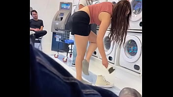 La manera de lavar ropa interior en la lavandería