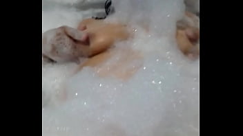 Retas En Jacuzzi thumbnail