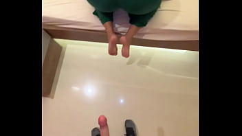 Madrastra caliente y nalgona es sorprendida sacudiendo el culo por el pervertido de su hijastro que le clava la verga directo al coño hasta eyacular