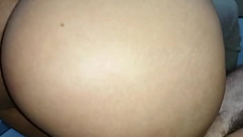 Creampie en el gran culo de la perra corriéndose mientras ella palpita su culo