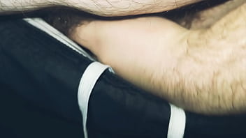 Je joue avec ma grosse bite viens me sucer