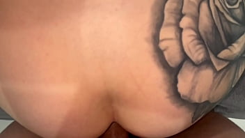 Meu primo saiu e a namorada dele pediu pra eu ajudar ela a fazer um vídeo de anal