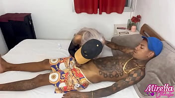 Putinha magrinha toda tatuada gosta de soco na costela