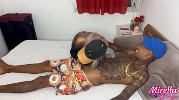 Putinha magrinha toda tatuada gosta de soco na costela