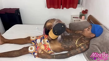 Putinha magrinha toda tatuada gosta de soco na costela