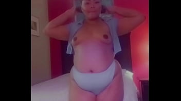 Sexycumminmypussy shows off