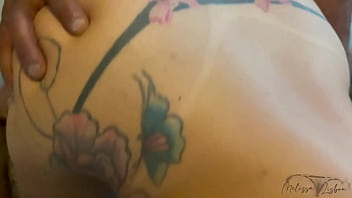 Ruiva gostosa tem a buceta e o cuzinho devorados por 2 paus pretos