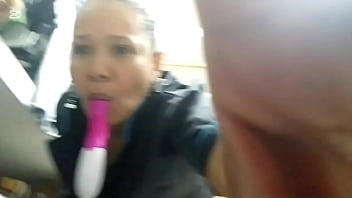 Empleada doméstica milf se masturba su gran culo en el vestuario de su jefe mientras él trabaja