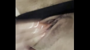 Rossmexicana se masturba en silencio porque estan sus padres en la otra habitacion