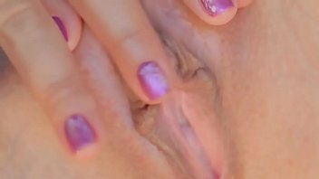 Who is this hot blonde teen