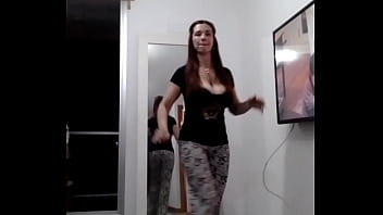 Androyrena suenan las lonjas moviendo el cuerpo candombeando