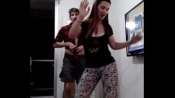 Androyrena suenan las lonjas moviendo el cuerpo candombeando