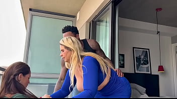 As milfs selvagem ataca técnico de manutenção é destruída por ele no sexo hardcore lavará surra de piroca preta