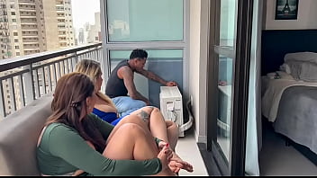 As milfs selvagem ataca técnico de manutenção é destruída por ele no sexo hardcore lavará surra de piroca preta