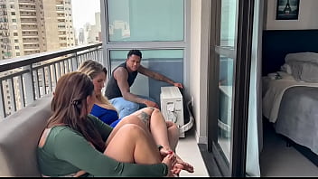 As milfs selvagem ataca técnico de manutenção é destruída por ele no sexo hardcore lavará surra de piroca preta