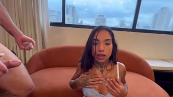 Meu padrasto fodeu eu e minha namorada com força minha namorada quase nao aguentou sua rola enorme