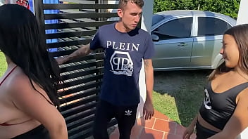 Le ordeño las tetas y le mamo el coño