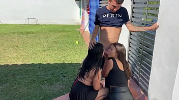 Le ordeño las tetas y le mamo el coño