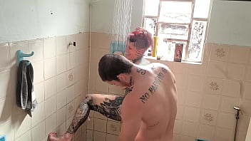 Quem nunca sonhou foder a meia irma no banho