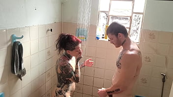 Quem nunca sonhou foder a meia irma no banho